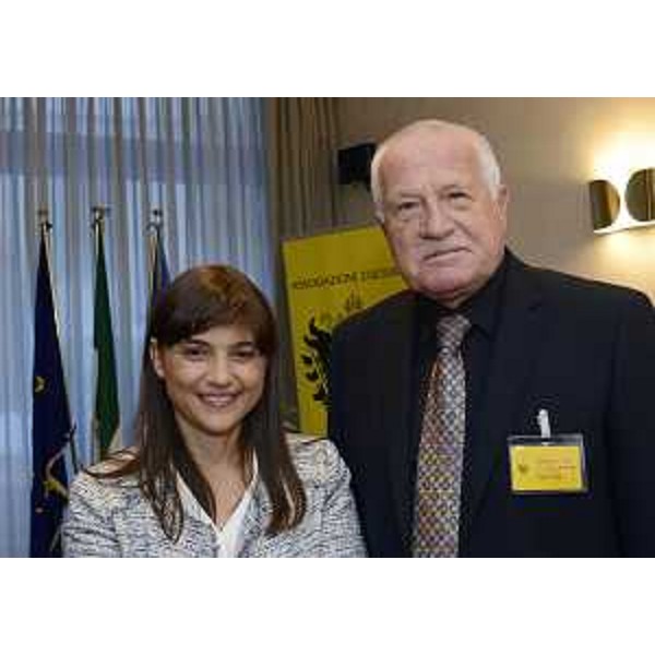 Debora Serracchiani (Presidente Regione Friuli Venezia Giulia) e Václav Klaus (Presidente emerito Repubblica Ceca e presidente Václav Klaus Institute) al decimo Forum internazionale dell'Euroregione Aquileiese su "Europa senza Europa. Crisi in Europa o Europa in crisi?", organizzato dall'Associazione culturale Mitteleuropa - Udine 24/10/2014