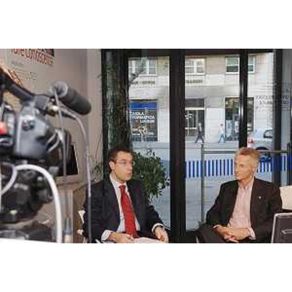 Riccardo Illy (Presidente Regione Friuli Venezia Giulia) con Alfonso Di Leva (Giornalista responsabile Redazione Ansa Friuli Venezia Giulia) durante la web conference "in diretta con i cittadini" attraverso il sito Internet della Regione, sul tema "Pubblica Amministrazione e tutela delle lingue del Friuli Venezia Giulia", nella sede dell'URP di Trieste. (Trieste 13/09/07)