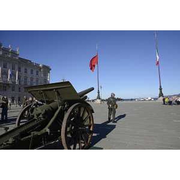 Un cannone e un soldato con la divisa della Prima Guerra Mondiale per la mostra "La Grande Guerra" allestita dall'Esercito Italiano e inaugurata oggi in Prefettura, in piazza Unità d'Italia - Trieste 22/10/2014
