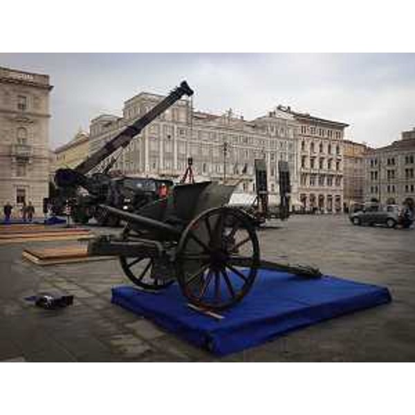 Fase di allestimento della mostra "La Grande Guerra" in piazza Unità d'Italia - Trieste 21/10/2014 (Foto Esercito Italiano)
