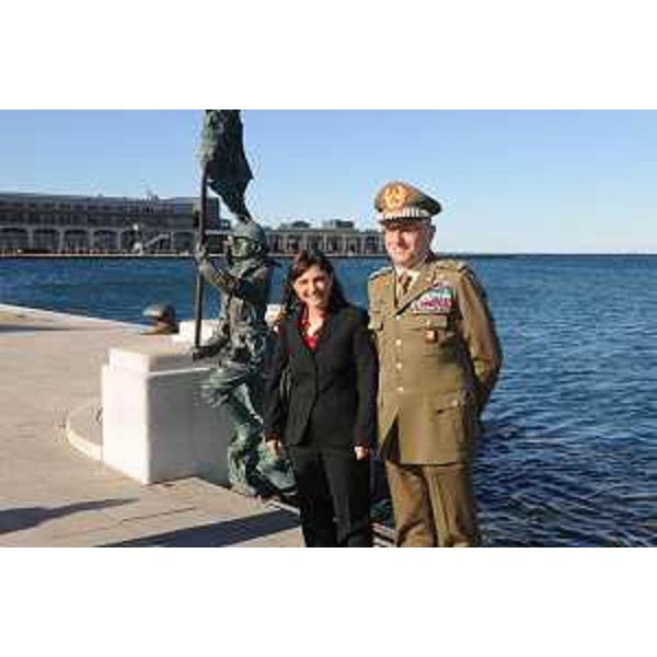 Debora Serracchiani (Presidente Regione Friuli Venezia Giulia) e il generale di Corpo d'Armata Claudio Graziano (Capo di Stato Maggiore Esercito Italiano) sulla Riva Caduti per l'Italianità, accanto al monumento che ricorda l'arrivo dei Bersaglieri a Trieste il 3 novembre 1918 - Piazza Unità d'Italia, Trieste 22/10/2014