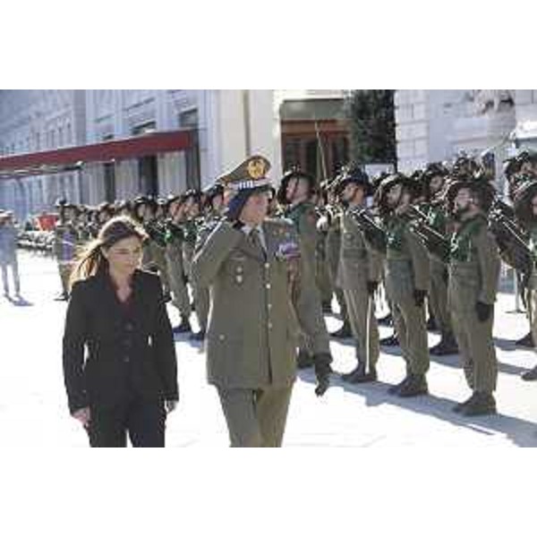Debora Serracchiani (Presidente Regione Friuli Venezia Giulia) e il generale di Corpo d'Armata Claudio Graziano (Capo di Stato Maggiore Esercito Italiano) passano in rassegna davanti a un picchetto d'onore dei Bersaglieri - Piazza Unità d'Italia, Trieste 22/10/2014