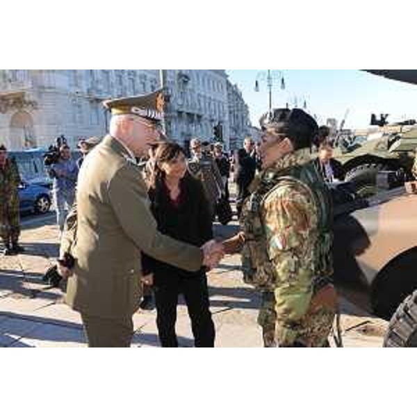 Il generale di Corpo d'Armata Claudio Graziano (Capo di Stato Maggiore Esercito Italiano), accanto a Debora Serracchiani (Presidente Regione Friuli Venezia Giulia), saluta una soldatessa - Piazza Unità d'Italia, Trieste 22/10/2014