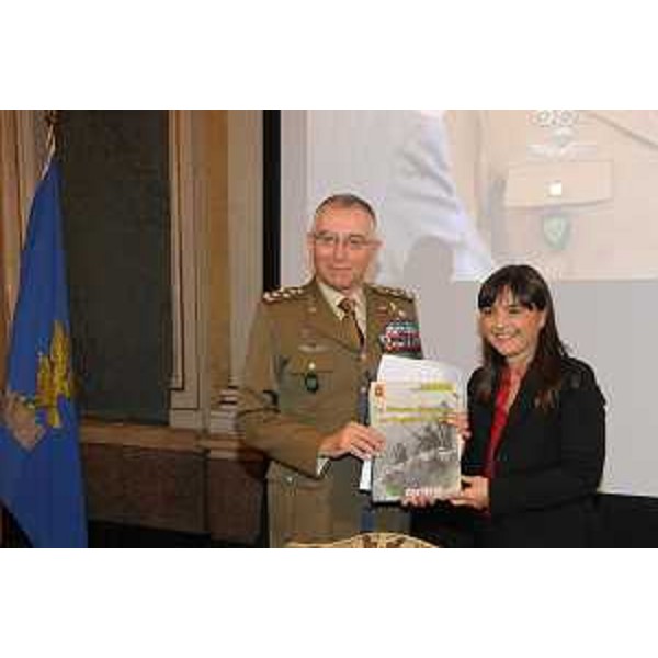 Il generale di Corpo d'Armata Claudio Graziano (Capo di Stato Maggiore Esercito Italiano) e Debora Serracchiani (Presidente Regione Friuli Venezia Giulia) presentano il CalendEsercito 2015, nel Salone di Rappresentanza del Palazzo della Presidenza della Regione FVG in piazza Unità d'Italia - Trieste 22/10/2014