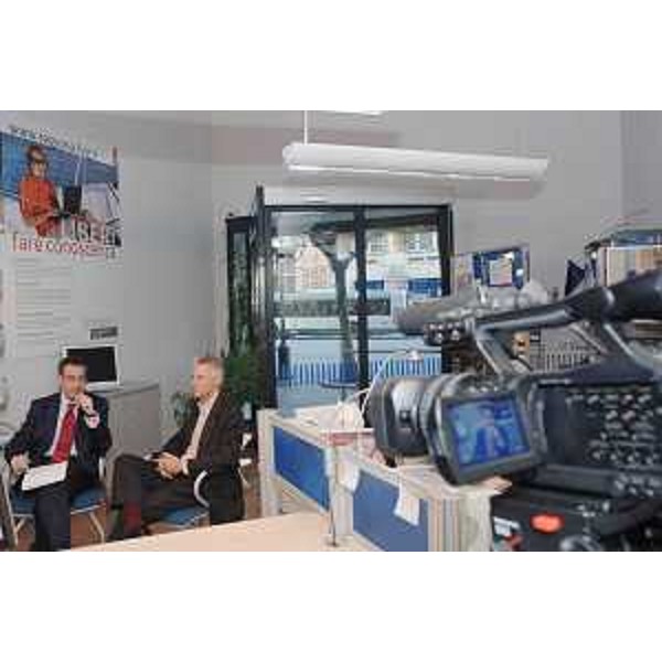 Riccardo Illy (Presidente Regione Friuli Venezia Giulia) con Alfonso Di Leva (Giornalista responsabile Redazione Ansa Friuli Venezia Giulia) durante la web conference "in diretta con i cittadini" attraverso il sito Internet della Regione, sul tema "Pubblica Amministrazione e tutela delle lingue del Friuli Venezia Giulia", nella sede dell'URP di Trieste. (Trieste 13/09/07)