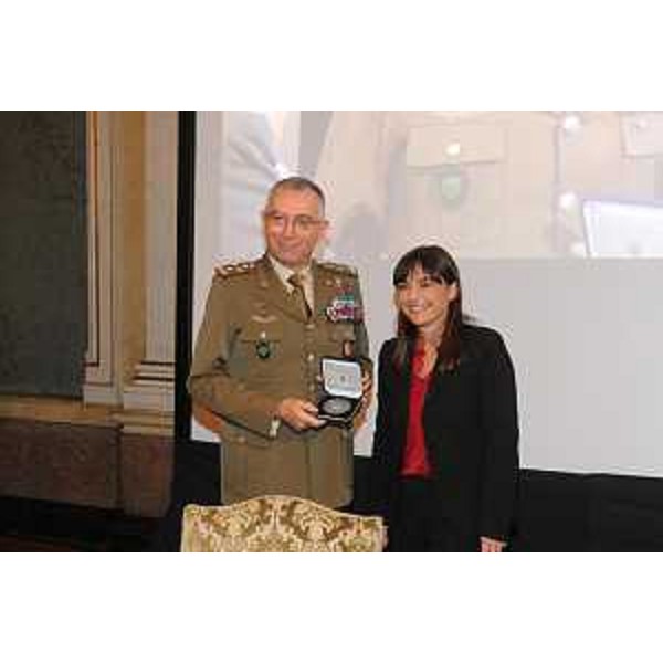 Il generale di Corpo d'Armata Claudio Graziano (Capo di Stato Maggiore Esercito Italiano) riceve la medaglia della Regione FVG da Debora Serracchiani (Presidente Regione Friuli Venezia Giulia), alla presentazione del CalendEsercito 2015, nel Salone di Rappresentanza del Palazzo della Presidenza della Regione FVG in piazza Unità d'Italia - Trieste 22/10/2014