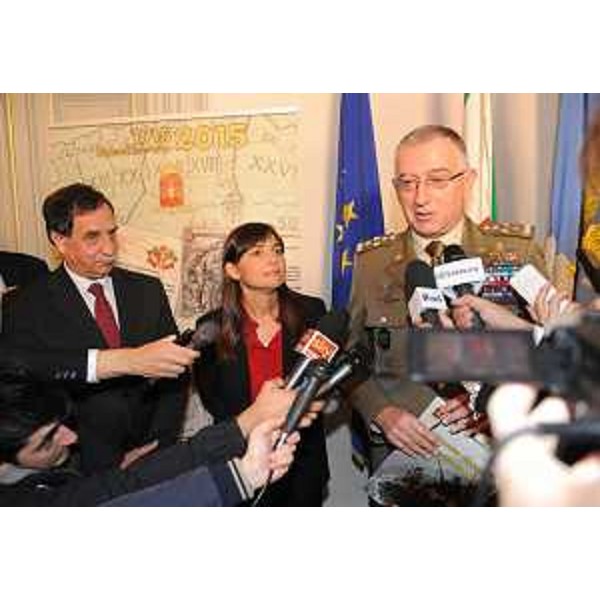 Domenico Rossi (Sottosegretario Ministero Difesa), Debora Serracchiani (Presidente Regione Friuli Venezia Giulia) e il generale di Corpo d'Armata Claudio Graziano (Capo di Stato Maggiore Esercito Italiano) alla presentazione di CalendEsercito 2015, nel Salone di Rappresentanza del Palazzo della Presidenza della Regione FVG in piazza Unità d'Italia - Trieste 22/10/2014