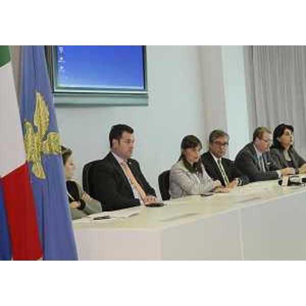 M.S.Telesca (Assessore regionale Salute), F.Iacop (Presidente Consiglio regionale), D.Serracchiani (Presidente Regione Friuli Venezia Giulia) e gli assessori regionali F.Peroni (Finanze), S.Bolzonello (Attività produttive), M.Santoro (Infrastrutture) in conferenza stampa sull'Accordo, raggiunto ieri a Palazzo Chigi a Roma, che ridisegna i rapporti finanziari tra Stato e Regione FVG fino al 2017 - Udine 24/10/2014