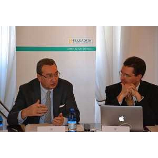 Sergio Bolzonello (Vicepresidente Regione FVG e assessore Attività produttive, Commercio, Cooperazione, Risorse agricole e forestali) e Daniele Marini (Università Padova) alla conferenza stampa sui dati dell'agroindustriale del Nord Italia illustrati oggi alla Confindustria - Udine 24/10/2014