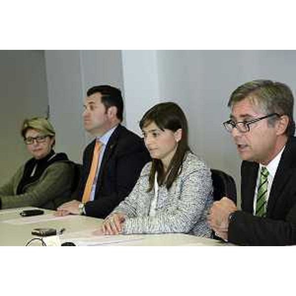 Maria Sandra Telesca (Assessore regionale Salute), Franco Iacop (Presidente Consiglio regionale), Debora Serracchiani (Presidente Regione Friuli Venezia Giulia) e Francesco Peroni (Assessore regionale Finanze) in conferenza stampa sull'Accordo, raggiunto ieri a Palazzo Chigi a Roma, che ridisegna i rapporti finanziari tra Stato e Regione FVG fino al 2017 - Udine 24/10/2014