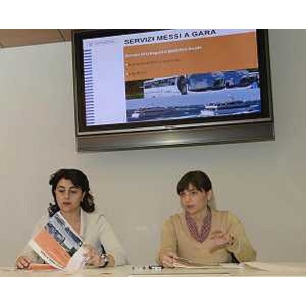 Mariagrazia Santoro (Assessore regionale Mobilità) e Debora Serracchiani (Presidente Regione Friuli Venezia Giulia) alla conferenza stampa di presentazione del Bando europeo per il Trasporto Pubblico Locale (TPL) su gomma e marittimo - Udine 27/10/2014