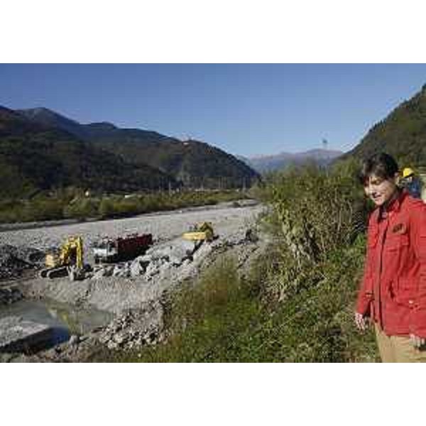 Debora Serracchiani (Presidente Regione Friuli Venezia Giulia e commissario straordinario mitigazione rischio idrogeologico) visita il cantiere dei lavori di ripristino e consolidamento dei pennelli sulla sponda sinistra del torrente But - Frazione Cadunea, Tolmezzo 27/10/2014