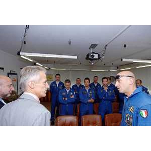 Riccardo Illy (Presidente Regione Friuli Venezia Giulia) ed Enrico Bertossi (Assessore regionale Attività produttive) con il Magg. Massimo Tammaro (Comandante Frecce Tricolori) e i piloti della pattuglia acrobatica nazionale dell'Aeronautica Militare, all'Aerobase di Rivolto. (Rivolto 14/09/07)