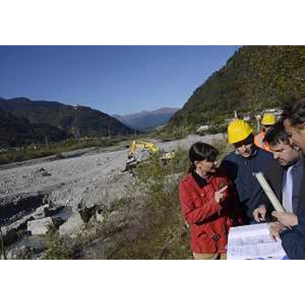 Debora Serracchiani (Presidente Regione Friuli Venezia Giulia e commissario straordinario mitigazione rischio idrogeologico) visita il cantiere dei lavori di ripristino e consolidamento dei pennelli sulla sponda sinistra del torrente But - Frazione Cadunea, Tolmezzo 27/10/2014