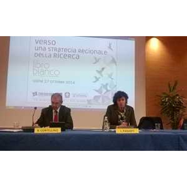 Ruggero Cortellino e Loredana Panariti (Direttore centrale e assessore regionale Lavoro, Formazione, Istruzione, Pari opportunità, Politiche giovanili e Ricerca) al convegno "Verso una strategia regionale della Ricerca. Il Libro bianco della Ricerca e dell'Innovazione", nell'Auditorium della Regione FVG - Udine 27/10/2014