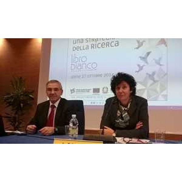 Ruggero Cortellino e Loredana Panariti (Direttore centrale e assessore regionale Lavoro, Formazione, Istruzione, Pari opportunità, Politiche giovanili e Ricerca) al convegno "Verso una strategia regionale della Ricerca. Il Libro bianco della Ricerca e dell'Innovazione", nell'Auditorium della Regione FVG - Udine 27/10/2014