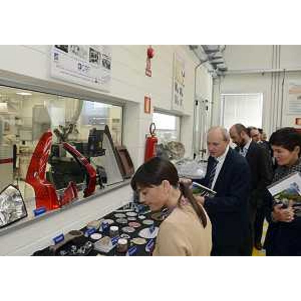 Paola Carrea e Franco Marcori [Presidente e direttore tecnico Centro Ricerche Plast-optica (CRP)] accompagnano Debora Serracchiani (Presidente Regione Friuli Venezia Giulia) nella visita al Centro Ricerche Plast-optica (CRP) - Amaro (UD) 27/10/2014