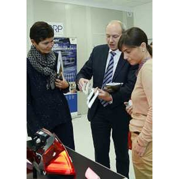 Paola Carrea e Franco Marcori [Presidente e direttore tecnico Centro Ricerche Plast-optica (CRP)] accompagnano Debora Serracchiani (Presidente Regione Friuli Venezia Giulia) nella visita al Centro Ricerche Plast-optica (CRP) - Amaro (UD) 27/10/2014