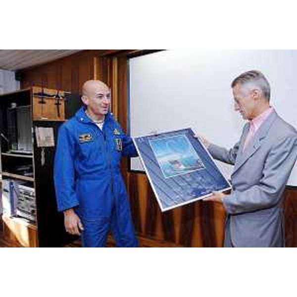 Riccardo Illy (Presidente Regione Friuli Venezia Giulia) con il Magg. Massimo Tammaro, Comandante delle Frecce Tricolori (pattuglia acrobatica nazionale dell'Aeronautica Militare), all'Aerobase di Rivolto. (Rivolto 14/09/07)