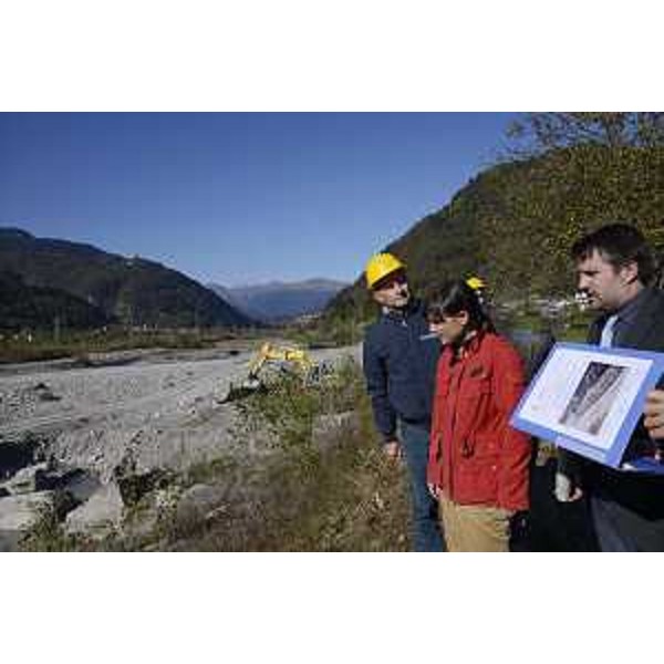 Debora Serracchiani (Presidente Regione Friuli Venezia Giulia e commissario straordinario mitigazione rischio idrogeologico) visita il cantiere dei lavori di ripristino e consolidamento dei pennelli sulla sponda sinistra del torrente But - Frazione Cadunea, Tolmezzo 27/10/2014