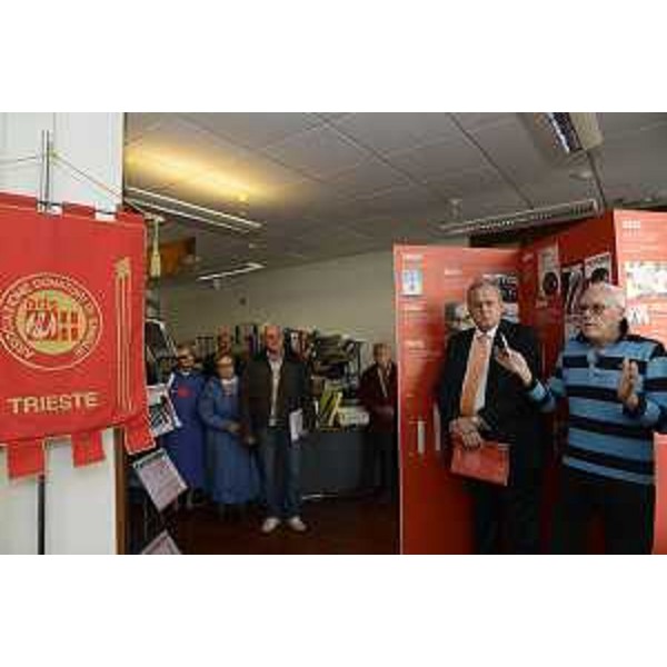 Rodolfo Ziberna (Consigliere regionale) ed Ennio Furlani (Presidente ADS) all'inaugurazione della mostra "50 anni di storia tra solidarietà e passione" dell'Associazione Donatori Sangue (ADS) di Trieste, in Consiglio regionale - Trieste 29/10/2014