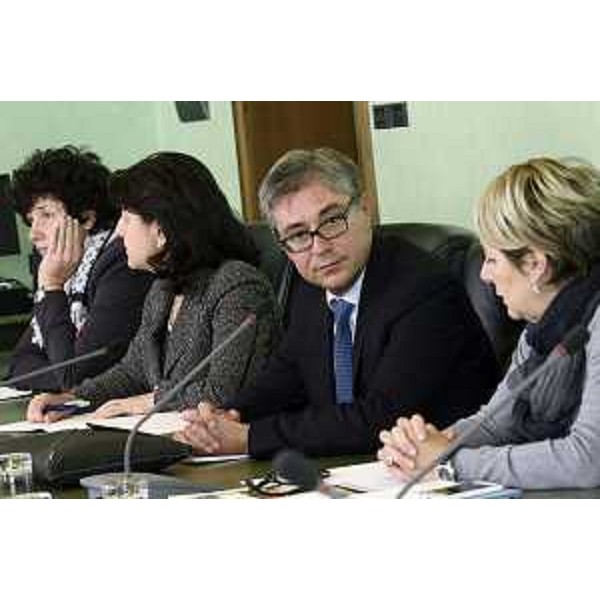 Gli assessori regionali Loredana Panariti (Lavoro, Formazione, Istruzione, Pari Opportunità, Politiche giovanili e Ricerca), Mariagrazia Santoro (Infrastrutture, Mobilità, Pianificazione territoriale, Lavori pubblici, Università), Francesco Peroni (Finanze, Patrimonio, Coordinamento e Programmazione Politiche economiche e comunitarie) e Maria Sandra Telesca (Salute, Integrazione socio-sanitaria, Politiche sociali e Famiglia) durante la riunione straordinaria della Giunta regionale sul "Quadro di compatibilità per il Bilancio 2015", in Consiglio regionale - Trieste 29/10/2014