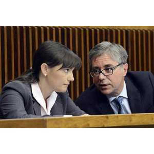 Debora Serracchiani (Presidente Regione Friuli Venezia Giulia) e Francesco Peroni (Finanze, Patrimonio, Coordinamento e Programmazione Politiche economiche e comunitarie) durante la discussione del ddl sul "Potenziamento degli interventi a favore dell'accesso al credito delle imprese", in Consiglio regionale - Trieste 29/10/2014