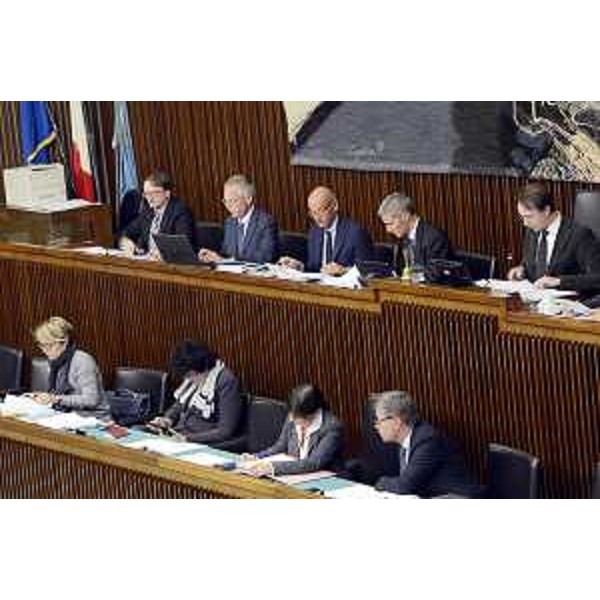 Debora Serracchiani (Presidente Regione Friuli Venezia Giulia) tra gli assessori regionali Maria Sandra Telesca (Salute, Integrazione socio-sanitaria, Politiche sociali e Famiglia), Loredana Panariti (Lavoro, Formazione, Istruzione, Pari Opportunità, Politiche giovanili e Ricerca) e Francesco Peroni (Finanze, Patrimonio, Coordinamento e Programmazione Politiche economiche e comunitarie) durante i lavori d'Aula in Consiglio regionale - Trieste 29/10/2014