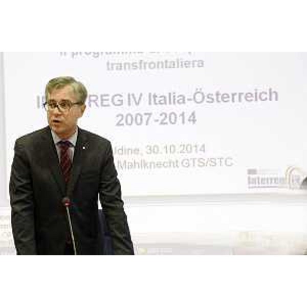 Francesco Peroni (Assessore regionale Finanze, Patrimonio, Coordinamento e Programmazione Politiche economiche e comunitarie) alla presentazione del Programma di Cooperazione transfrontaliera Interreg V Italia-Austria 2014-2020, nell'Auditorium della Regione - Udine 30/10/2014