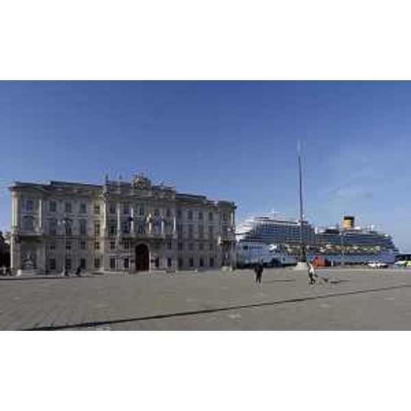 Palazzo della Giunta della Regione FVG e Costa Diadema, "Regina del Mediterraneo", nuova ammiraglia di Costa Crociere attraccata alla Stazione Marittima, primo Porto raggiunto dalla nave dopo la partenza dallo stabilimento Fincantieri di Marghera (VE) dove è stata costruita - Trieste 31/10/2014