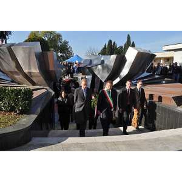 Mariagrazia Santoro (Assessore Regione FVG) alla cerimonia di commemorazione delle vittime del Campo di Concentramento della Seconda Guerra mondiale, con autorità italiane, slovene e croate - Gonars 01/11/2014