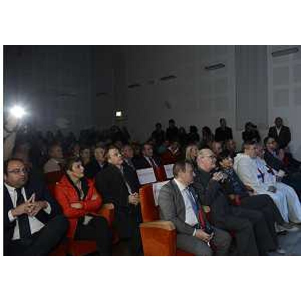 Vincenzo Zoccano (Presidente Consulta regionale Associazioni Persone Disabili), Carlo Maria Redaelli (Arcivescovo Gorizia), Debora Serracchiani (Presidente Regione Friuli Venezia Giulia), padre Gino Buccarello (Provinciale Ordine Santissima Trinità) e padre Pietro Lorusso (Direttore Centro Villa Santa Maria della Pace) all'inaugurazione della Sala Polifunzionale allestita nel nuovo residence per persone con autismo annesso alla Villa Santa Maria della Pace - Medea 31/10/2014
