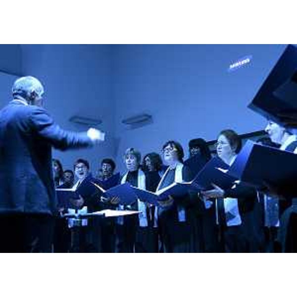 Un momento dello spettacolo "Mosaico di stelle" all'inaugurazione della Sala Polifunzionale allestita nel nuovo residence per persone con autismo annesso alla Villa Santa Maria della Pace - Medea 31/10/2014