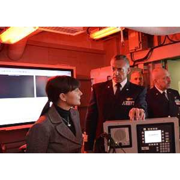 Debora Serracchiani (Presidente Regione Friuli Venezia Giulia) e il capitano di vascello Luca Conti (Comandante Portaerei Cavour) a bordo della Portaerei Cavour, Nave Ammiraglia della Marina Militare Italiana - Trieste 04/11/2014
