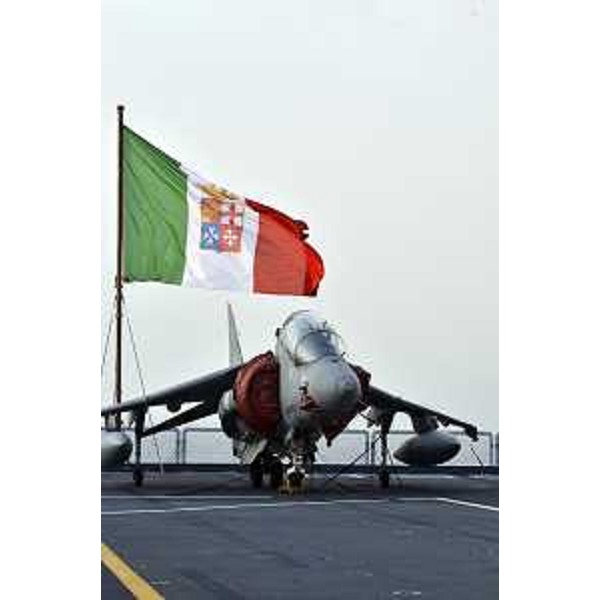 Un aereo AV8B a decollo corto ed atterraggio verticale, sulla Portaerei Cavour, Nave Ammiraglia della Marina Militare Italiana - Trieste 03/11/2014