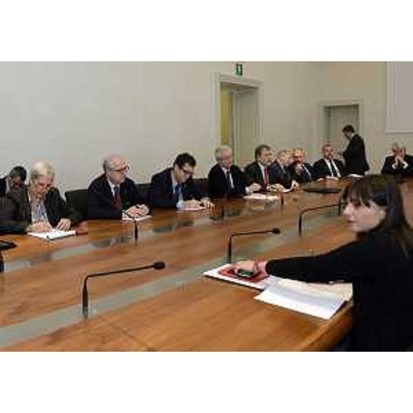 Debora Serracchiani (Presidente Regione Friuli Venezia Giulia) al Tavolo di concertazione per illustrare il Protocollo d'intesa sui rapporti finanziari Stato - Regione FVG, firmato nei giorni scorsi con il ministro Pier Carlo Padoan, alle organizzazioni sindacali e associazioni di categoria - Trieste 05/11/2014