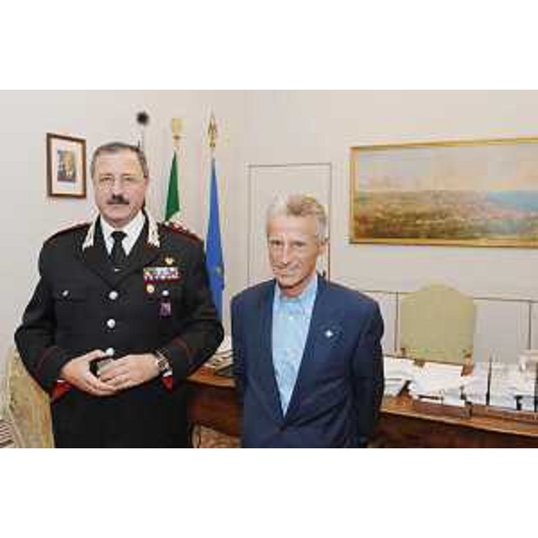 Riccardo Illy (Presidente Regione Friuli Venezia Giulia) riceve il Comandante provinciale dei Carabinieri di Trieste, colonnello Enzo Fanelli, che a fine settembre lascerà la città per il suo nuovo incarico all'Ufficio Giuridico dello Stato Maggiore della Difesa a Roma. (Trieste 18/09/07)