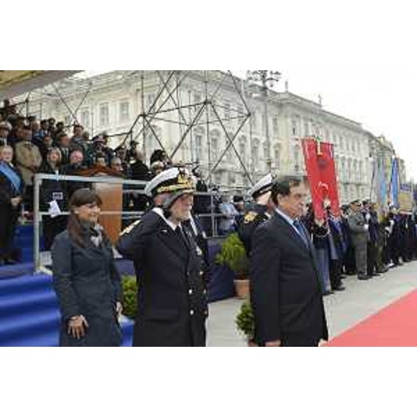 Debora Serracchiani (Presidente Regione Friuli Venezia Giulia), l'ammiraglio Giuseppe De Giorgi (Capo di Stato Maggiore Marina Militare) e Domenico Rossi (Sottosegretario Difesa) alla cerimonia di consegna della Bandiera di combattimento alla Nave della Marina Militare Italiana "Virginio Fasan", seconda delle Fregate classe FREMM (Fregate Europee Multi Missione), sulla Riva Caduti per l'Italianità - Piazza Unità d'Italia, Trieste 05/11/2014