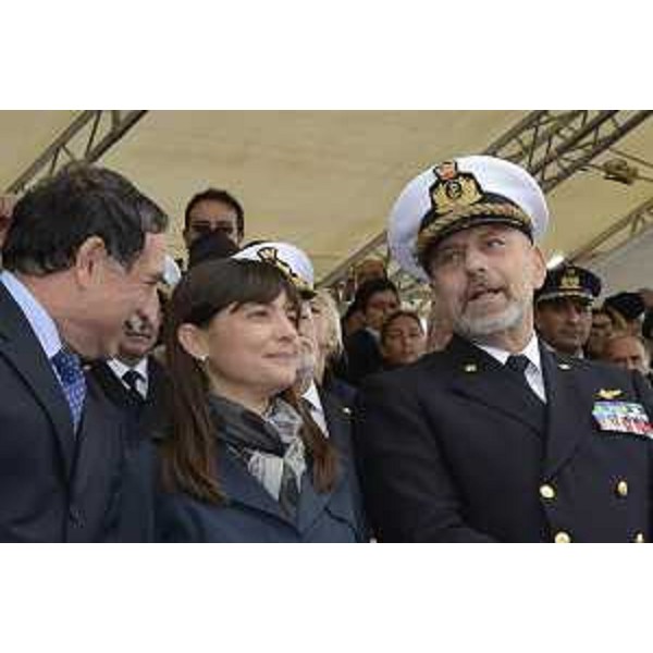 Domenico Rossi (Sottosegretario Difesa), Debora Serracchiani (Presidente Regione Friuli Venezia Giulia) e l'ammiraglio Giuseppe De Giorgi (Capo di Stato Maggiore Marina Militare) alla cerimonia di consegna della Bandiera di combattimento alla Nave della Marina Militare Italiana "Virginio Fasan", seconda delle Fregate classe FREMM (Fregate Europee Multi Missione), sulla Riva Caduti per l'Italianità - Piazza Unità d'Italia, Trieste 05/11/2014