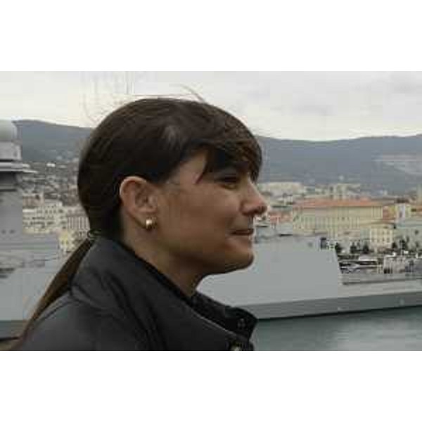 Debora Serracchiani (Presidente Regione Friuli Venezia Giulia) a bordo della Portaerei Cavour, Nave Ammiraglia della Marina Militare Italiana e, in secondo piano, la Nave della Marina Militare Italiana "Virginio Fasan", seconda delle Fregate classe FREMM (Fregate Europee Multi Missione) - Trieste 05/11/2014