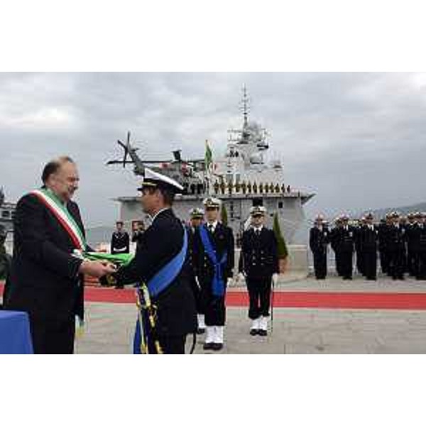 Roberto Cosolini (Sindaco Trieste) consegna la Bandiera di combattimento alla Nave della Marina Militare Italiana "Virginio Fasan", seconda delle Fregate classe FREMM (Fregate Europee Multi Missione), nelle mani del capitano di fregata Marco Bagni, suo comandante, sulla Riva Caduti per l'Italianità - Piazza Unità d'Italia, Trieste 05/11/2014