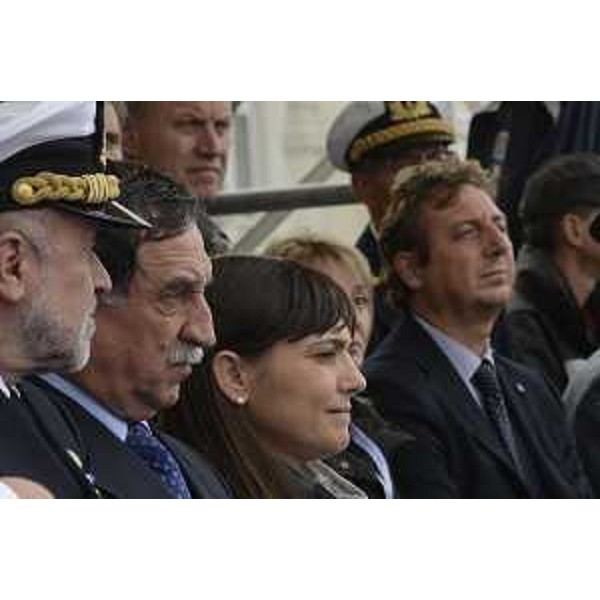 L'ammiraglio Giuseppe De Giorgi (Capo di Stato Maggiore Marina Militare), Domenico Rossi (Sottosegretario Difesa) e Debora Serracchiani (Presidente Regione Friuli Venezia Giulia) alla cerimonia di consegna della Bandiera di combattimento alla Nave della Marina Militare Italiana "Virginio Fasan", seconda delle Fregate classe FREMM (Fregate Europee Multi Missione), sulla Riva Caduti per l'Italianità - Piazza Unità d'Italia, Trieste 05/11/2014