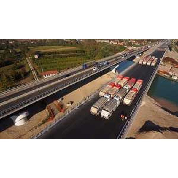 Collaudo del secondo viadotto sul fiume Piave, del primo lotto della terzia corsia (Quarto D'Altino-San Donà di Piave) sull'Autostrada A4 Venezia-Trieste, tramite posizionamento di 24 autotreni ("bilici") distribuiti su più file e raggruppati in punti diversi del ponte per verificarne la stabilità - 05/11/2014 (Foto Autovie Venete S.p.A.)