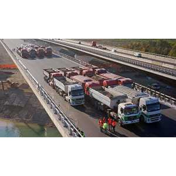 Collaudo del secondo viadotto sul fiume Piave, del primo lotto della terzia corsia (Quarto D'Altino-San Donà di Piave) sull'Autostrada A4 Venezia-Trieste, tramite posizionamento di 24 autotreni ("bilici") distribuiti su più file e raggruppati in punti diversi del ponte per verificarne la stabilità - 05/11/2014 (Foto Autovie Venete S.p.A.)