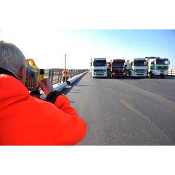 Collaudo del secondo viadotto sul fiume Piave, del primo lotto della terzia corsia (Quarto D'Altino-San Donà di Piave) sull'Autostrada A4 Venezia-Trieste, tramite posizionamento di 24 autotreni ("bilici") distribuiti su più file e raggruppati in punti diversi del ponte per verificarne la stabilità - 05/11/2014 (Foto Autovie Venete S.p.A.)