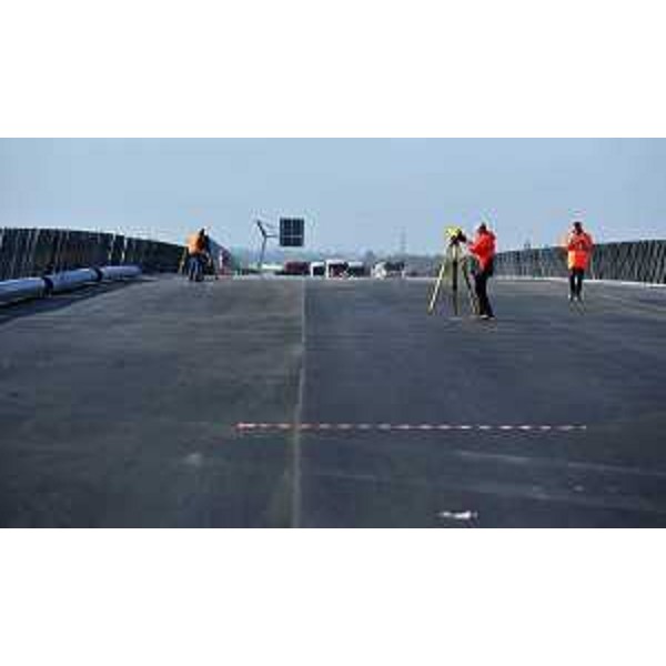 Collaudo del secondo viadotto sul fiume Piave, del primo lotto della terzia corsia (Quarto D'Altino-San Donà di Piave) sull'Autostrada A4 Venezia-Trieste, tramite posizionamento di 24 autotreni ("bilici") distribuiti su più file e raggruppati in punti diversi del ponte per verificarne la stabilità - 05/11/2014 (Foto Autovie Venete S.p.A.)