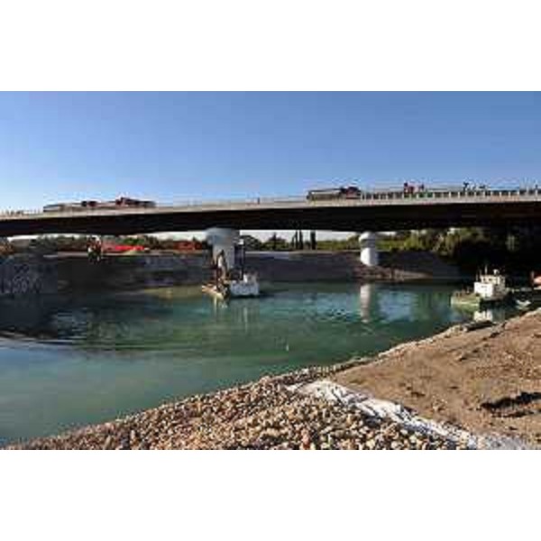 Collaudo del secondo viadotto sul fiume Piave, del primo lotto della terzia corsia (Quarto D'Altino-San Donà di Piave) sull'Autostrada A4 Venezia-Trieste, tramite posizionamento di 24 autotreni ("bilici") distribuiti su più file e raggruppati in punti diversi del ponte per verificarne la stabilità - 05/11/2014 (Foto Autovie Venete S.p.A.)