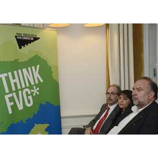 Gianni Torrenti (Assessore regionale Beni culturali), Debora Serracchiani (Presidente Regione Friuli Venezia Giulia) e Roberto Cosolini (Sindaco Trieste) alla presentazione del fumetto "Il ragazzo invisibile", con le tavole della graphic novel tratta dal film di Gabriele Salvatores - Trieste 07/11/2014