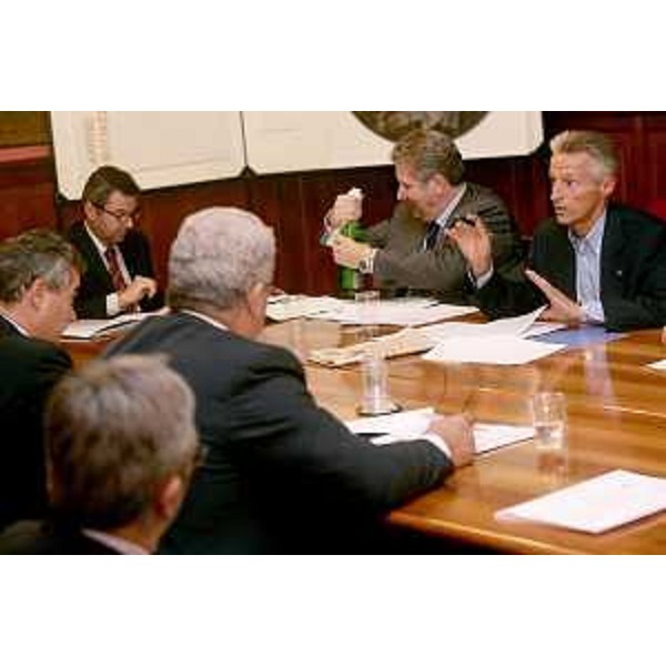 Incontro del Presidente del Friuli Venezia Giulia, Riccardo Illy, con i parlamentari eletti in FVG. Riccardo Illy incontra i parlamentari eletti in FVG per illustrare l'Atto aggiuntivo al Protocollo d'intesa tra la Regione FVG e la Presidenza del Consiglio dei Ministri. Presenti all'incontro Manlio Contento AN, Ivano Strizzolo ULIVO, Sabina Siniscalchi PRC, Carlo Pegorer ULIVO. (Roma 18/09/07) 
