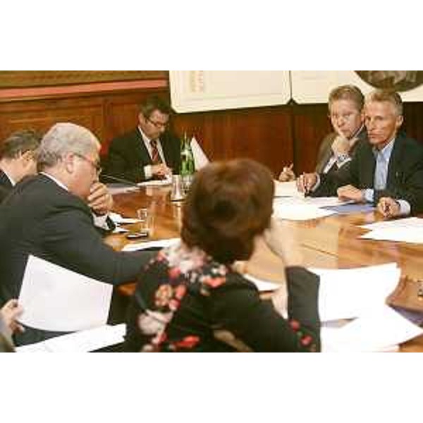 Incontro del Presidente del Friuli Venezia Giulia, Riccardo Illy, con i parlamentari eletti in FVG. Riccardo Illy incontra i parlamentari eletti in FVG per illustrare l'Atto aggiuntivo al Protocollo d'intesa tra la Regione FVG e la Presidenza del Consiglio dei Ministri. Presenti all'incontro Manlio Contento AN, Ivano Strizzolo ULIVO, Sabina Siniscalchi PRC, Carlo Pegorer ULIVO. (Roma 18/09/07) 